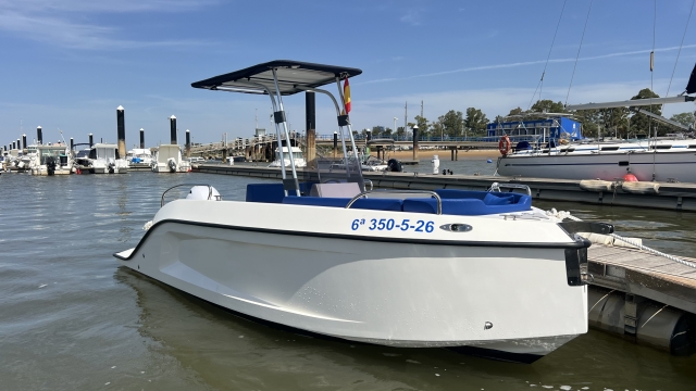  Segeln Sie mit dem Boot entlang der Küste von Huelva 