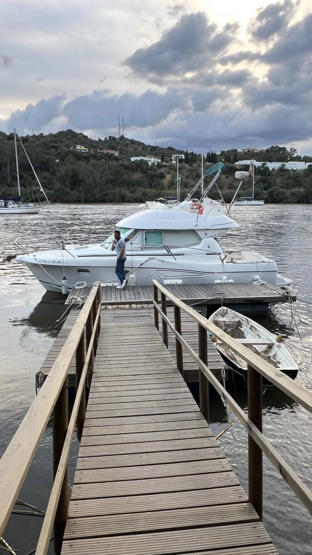  Charterboot bereit, entlang der Costa de Huelva zu segeln. 