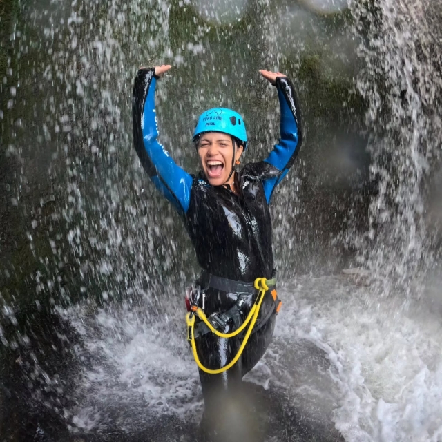 Bajo la cascada