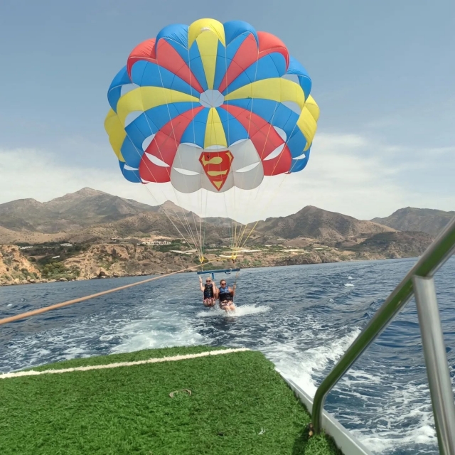 Parachute ascensionnel sur la côte de Malaga 