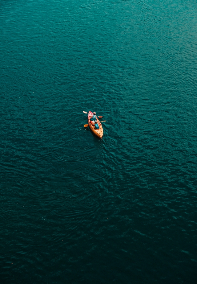 Disfruta de un paseo en kayak por la costa del Garraf la costa 