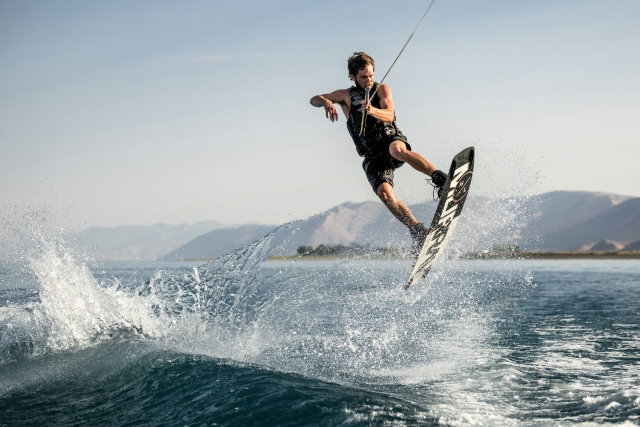 Practica wakeboard en las playas de Castelldefels
