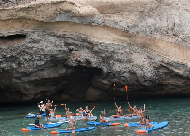  Pratique paddle surf com o seu grupo de amigos 