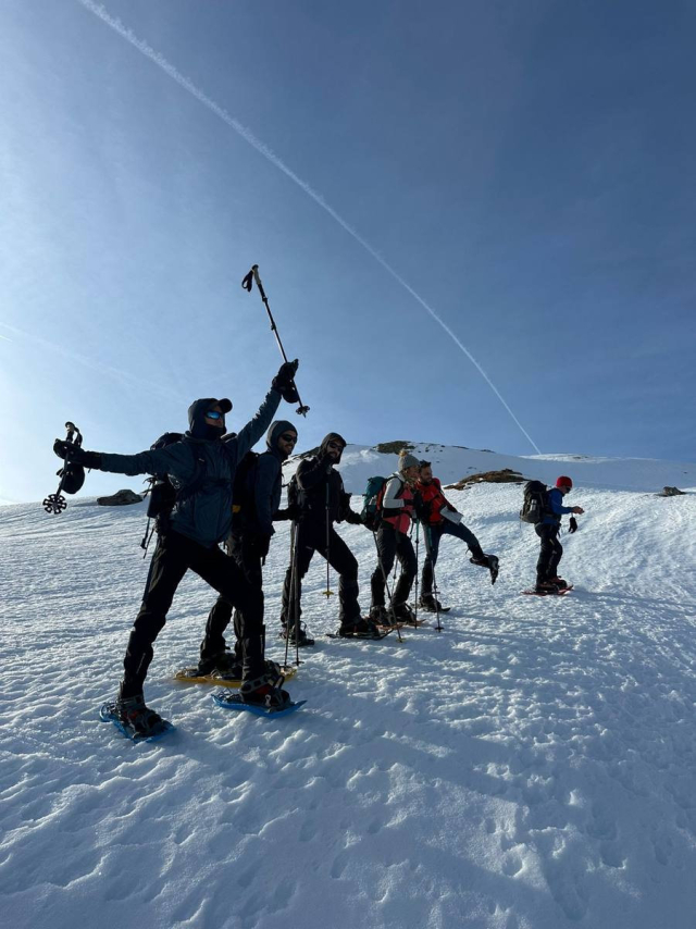  Un groupe d'alpinistes courageux 