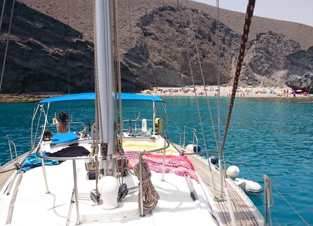  Bateau le long de la côte 