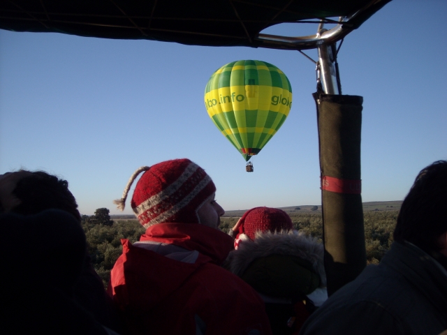 Admirando las vistas en un vuelo en globo 