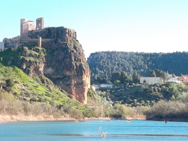  Kayak excursion on the Cofrentes castle 