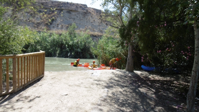 Canoës sur la rivière 