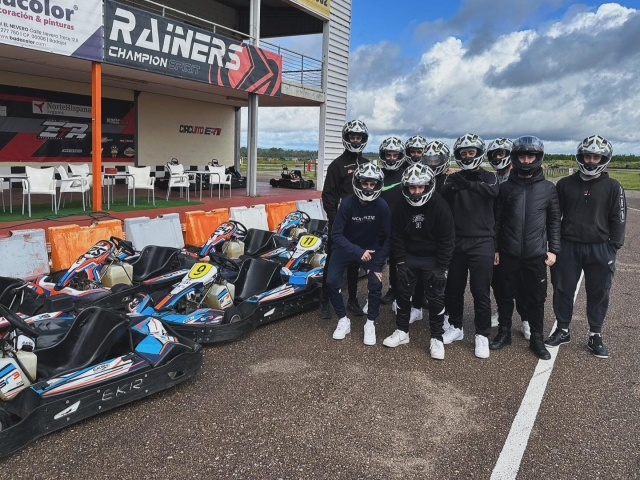  Amici attrezzati per la sessione di kart 