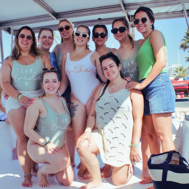  Gruppe von Freunden genießt die Costa del Sol 
