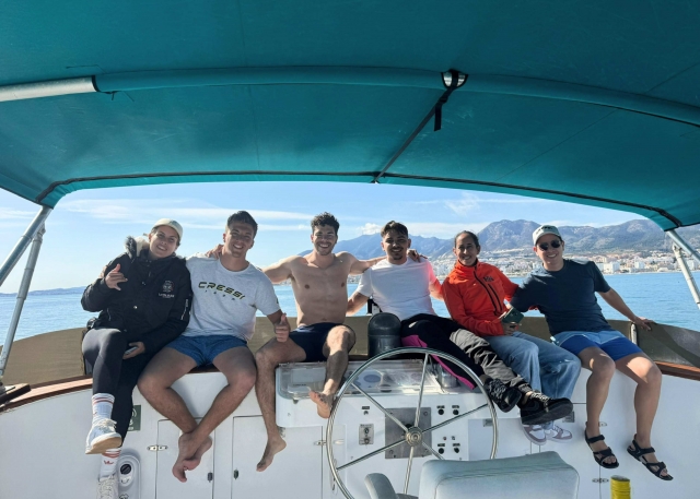 Grupo de amigos disfrutando de la actividad