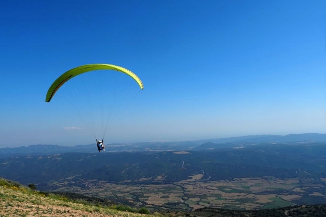  Mit dem Gleitschirm über Àger fliegen 