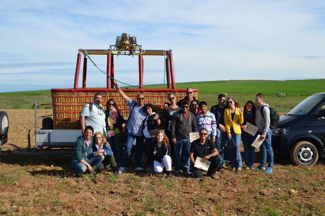 Equipo paseo en globo con diploma