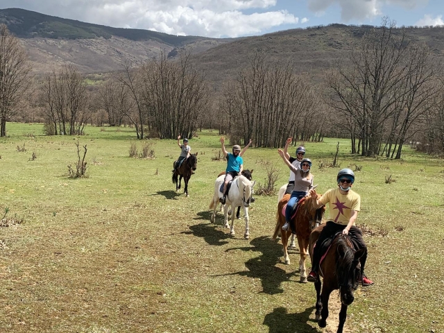  Groupe d'amis profitant de la Sierra de Guadarrama