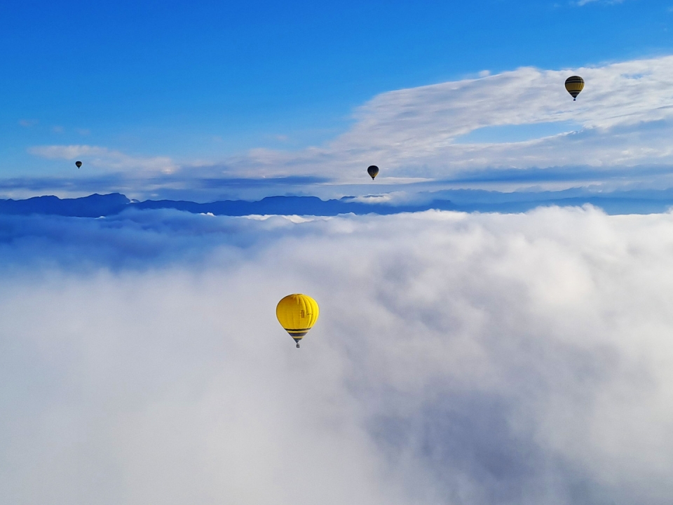  Mongolfiera sopra le nuvole 