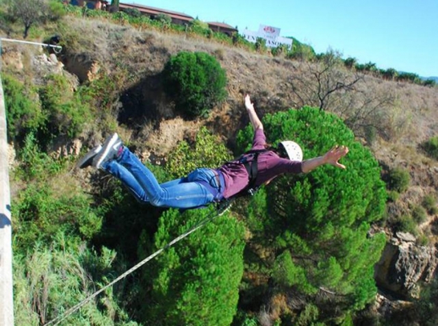 Haciendo el salto de puenting