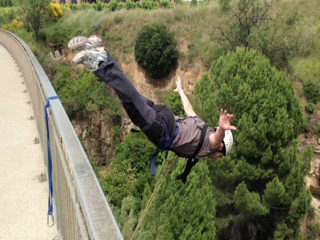 Increible salto de puenting