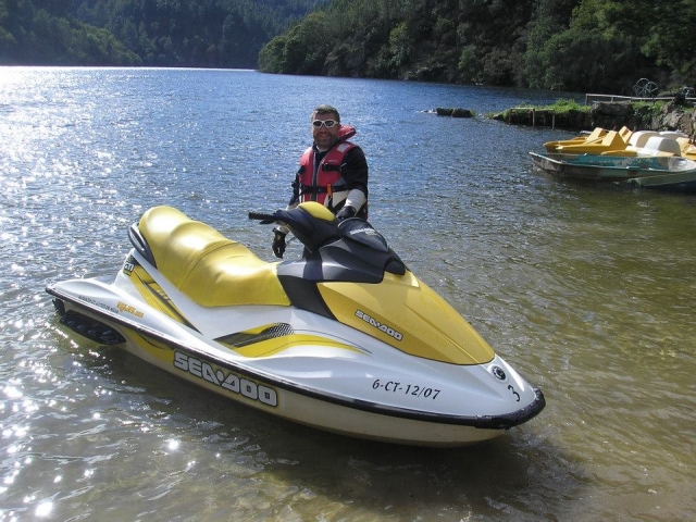 Junto a la moto de agua