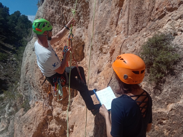 Disfrutando de un descenso haciendo rápel