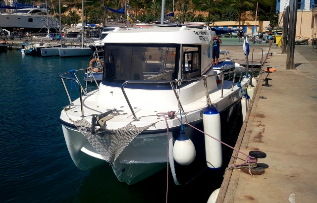  Boot im Hafen festgemacht 