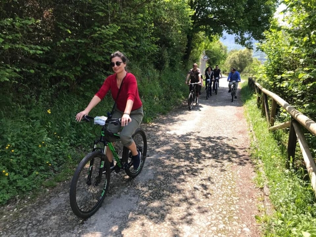  Mulher de mulher por bicicleta