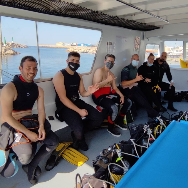 Divers ready to go down to the seabed 