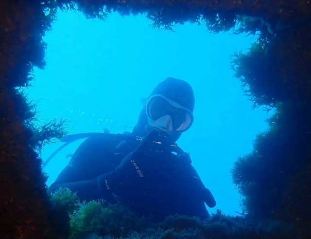  Surrounded by corals at the bottom of the sea 