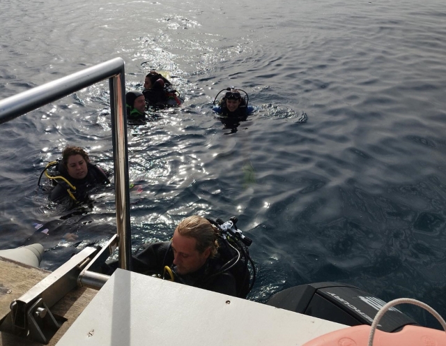 Listos para subir al barco tras la inmersión