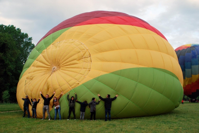 Abrazando el globo