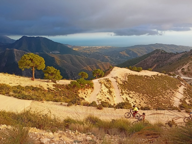  Enjoy the views during the electric mountain bike route 