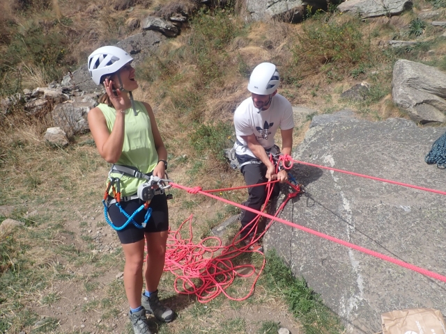  Con attrezzatura completa per l'arrampicata 