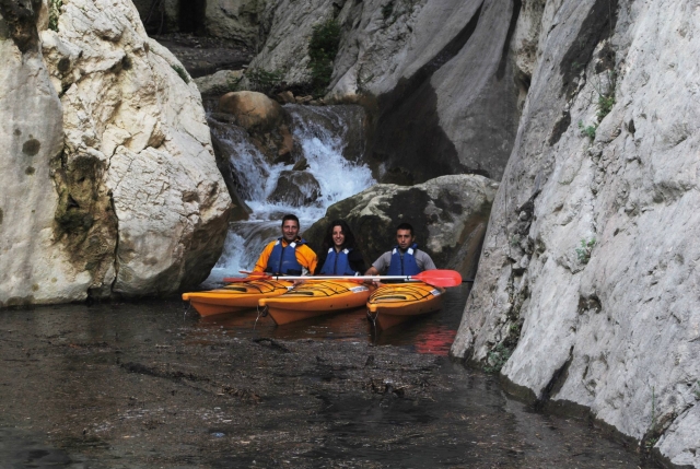 Con i kayak nella cascata 
