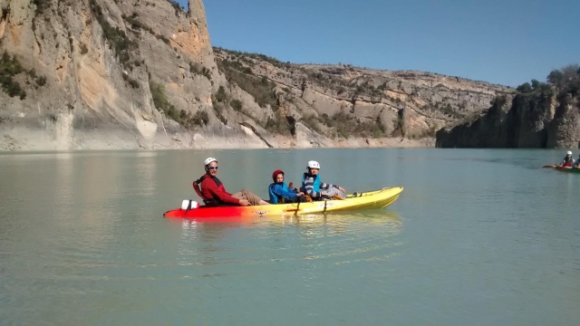 Pareja a bordo del kayak con el peque