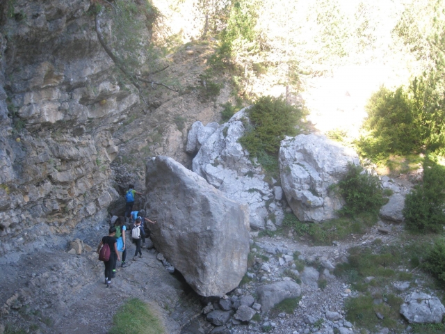 Camino entre las rocas en Barcelona