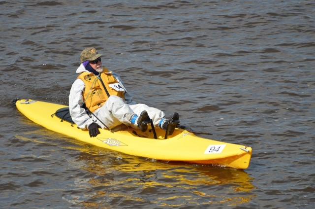 Hombre montando en canoa
