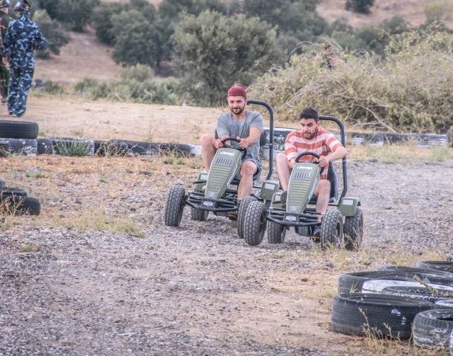  amigos se divertindo no kart ecológico 