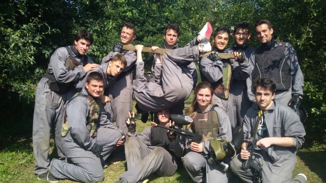 Grupo de jugadores de paintball