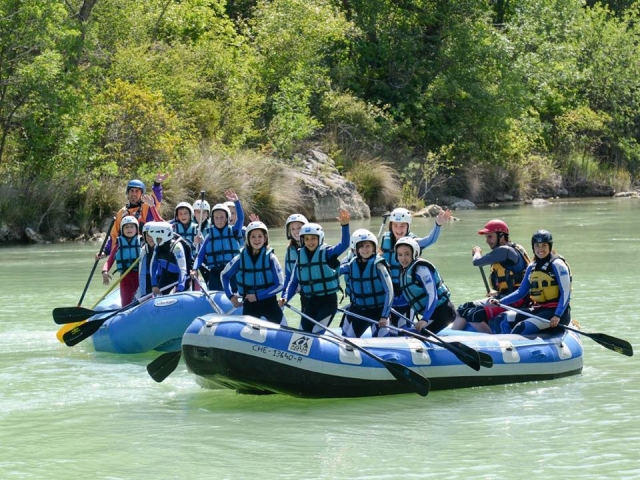 jovenes-practicando-rafting-en-murillo-de-gallego.jpg