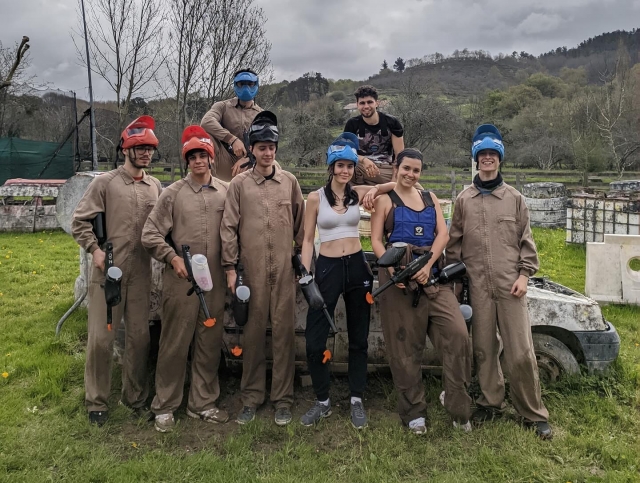  Gruppo di paintball in campo urbano 