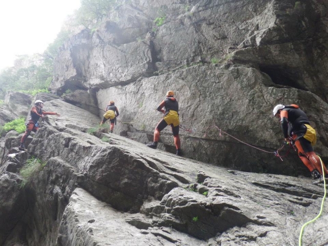  Vorankommen mit einem Seil in der Schlucht von Les Anelles 