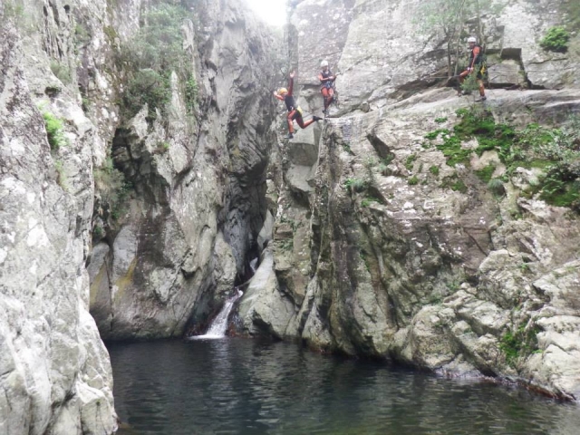  In der Schlucht von Les Anelles ins Wasser springen. 