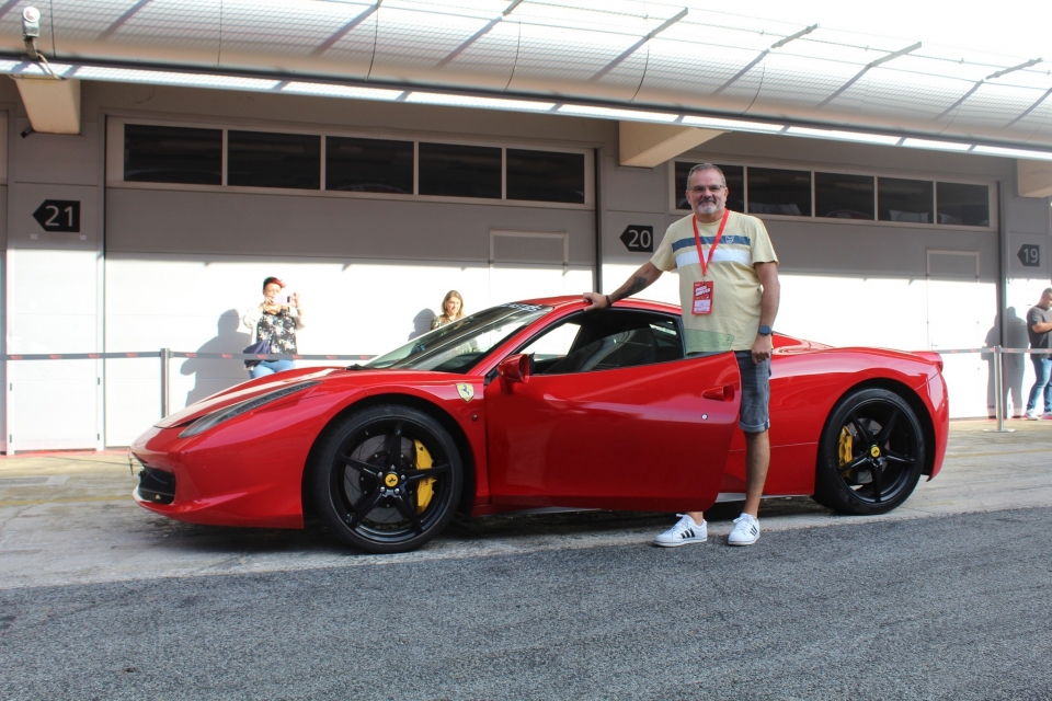 Pilota un super deportivo en Barcelona