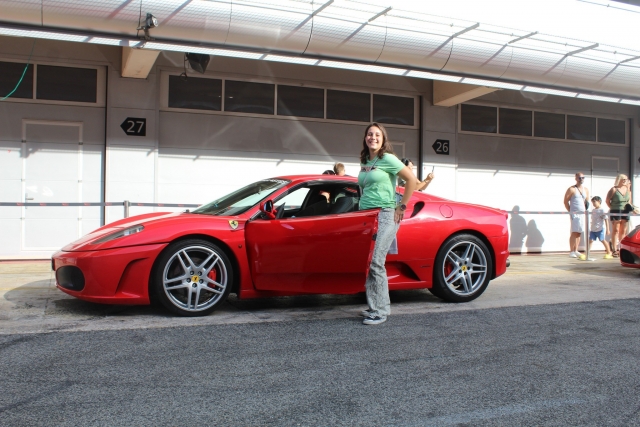 在巴塞罗那驾驶法拉利 F430