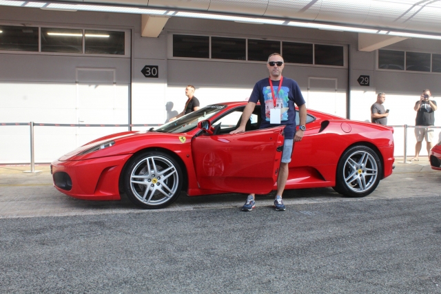 在巴塞罗那驾驶标志性法拉利