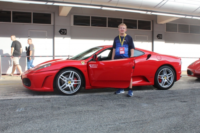 在蒙特梅洛驾驶法拉利 F430 F1