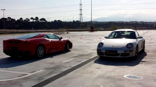  Porsche à côté de la Ferrari 