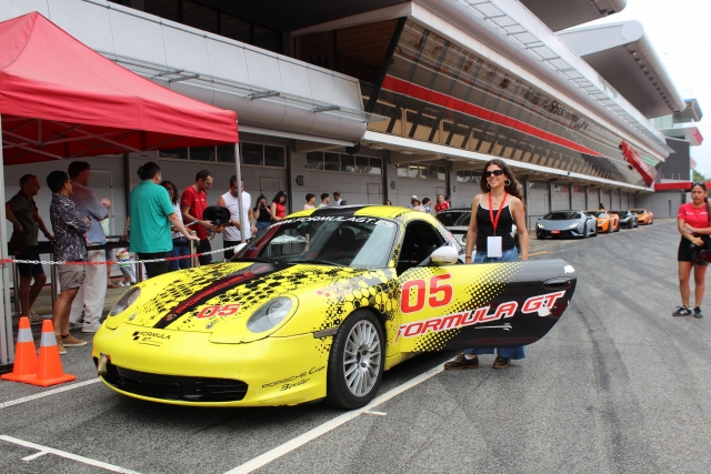 驾驶保时捷全油门