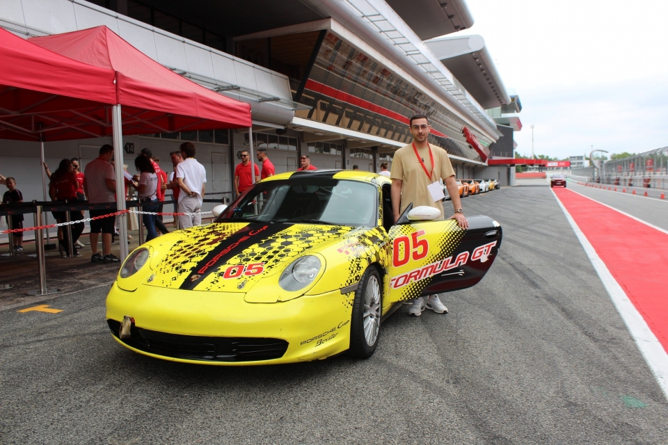 在巴塞罗那赛道上驾驶保时捷   在巴塞罗那赛道上驾驶保时捷