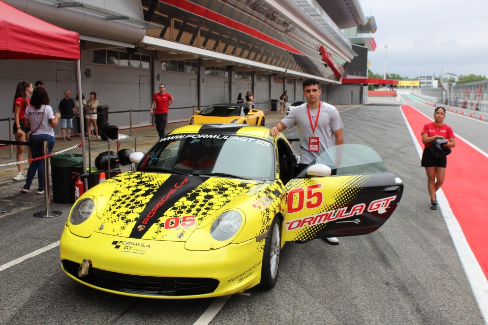 Maneja un deportivo en Montmeló