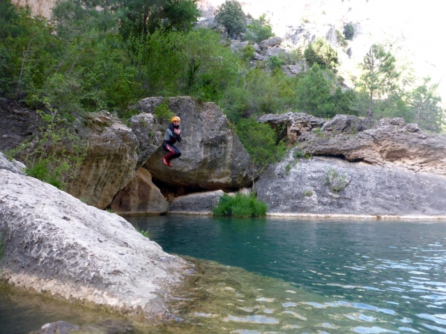  Canyoning with jumps 